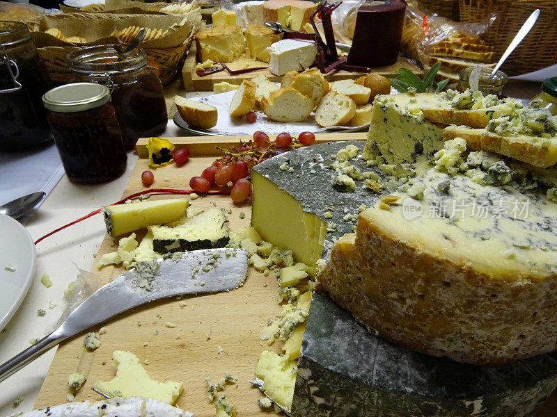 奶酪/斯蒂尔顿奶酪，康沃尔-雅尔格奶酪蛋糕放在木板上